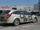 Na placeném parkovišti na Florenci stojí vrak, městská policie zde umístila také na jedno z kol botičku, ale bohužel si strážníci neví rady. Ve vozidle byla spící osoba. Na placeném parkovišti na Florenci stojí vrak, městská policie zde umístila také na jedno z kol botičku, ale bohužel si strážníci neví rady. Ve vozidle byla spící osoba.