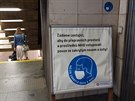 Od 01. 09. 2020 budou muset cestující nosit roušky opět v tramvajích a autobusech. V letních měsících se povinnost vztahovala pouze na metro. Od 01. 09. 2020 budou muset cestující nosit roušky opět v tramvajích a autobusech. V letních měsících se povinnost vztahovala pouze na metro.