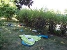 Spaní pod širákem jeden metr od chodníku i parkoviště. Spaní pod širákem jeden metr od chodníku i parkoviště.