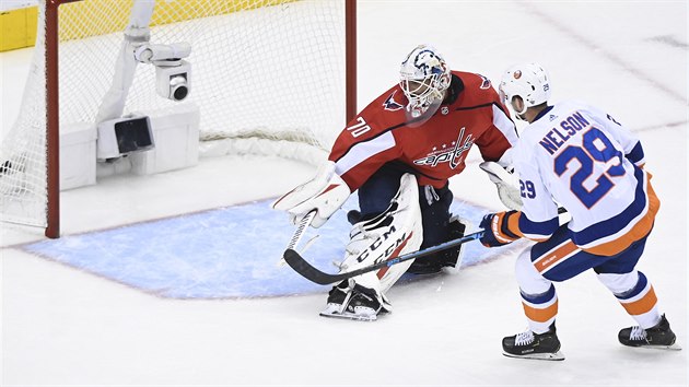 Brock Nelson z New York Islanders překonává brankáře Washingtonu Bradena... Brock Nelson z New York Islanders překonává brankáře Washingtonu Bradena...