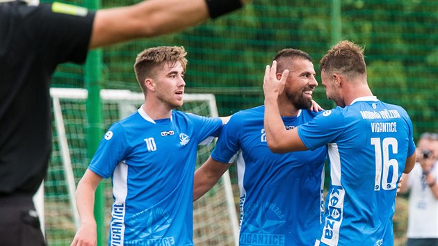 Milan Baroš (uprostřed) slaví se spoluhráči z Vigantic gól v duelu s Juřinkou. Milan Baroš (uprostřed) slaví se spoluhráči z Vigantic gól v duelu s Juřinkou.