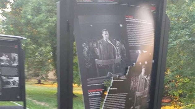 Poničené panely připomínající památku Milady Horákové na pražské Kampě. Poničené panely připomínající památku Milady Horákové na pražské Kampě.