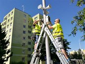 Montování hlásičů a elektroniky, které jsou částí moderního varovného a... Montování hlásičů a elektroniky, které jsou částí moderního varovného a...