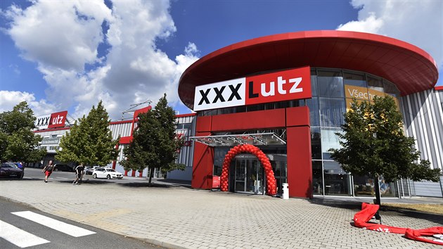 Nbytksk etzec XXXLutz pedstavil v estlicch u Prahy svj obchodn dm, kter pevzal od firmy Kika. (17. srpna 2020)