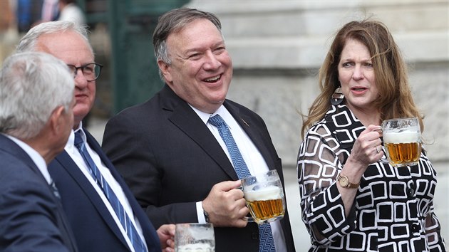 Americk ministr zahrani Mike Pompeo (uprosted) si v Plzni pipj pivem. Vpravo je Pompeova manelka Susan. (11. srpna 2020)