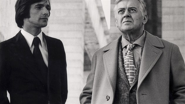 Otcem ve snímku Hřiště byl Jiřímu Bartoškovi zkušený Karel Höger, jenž právě uzavíral svoji bohatou hereckou kariéru.