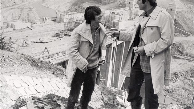 S kolegou Karlem Heřmánkem (vpravo) přijeli na konkurz do filmu Hřiště vlakem z Ústí nad Labem. Měli něco málo vypito, byli uvolnění.Ucházeli se o menší role, přesto Jiří Bartoška nakonec dostal tu hlavní. Hrál ve filmu Hřiště mladého architekta. Heřmánek se objevil v jedné z vedlejších postav.