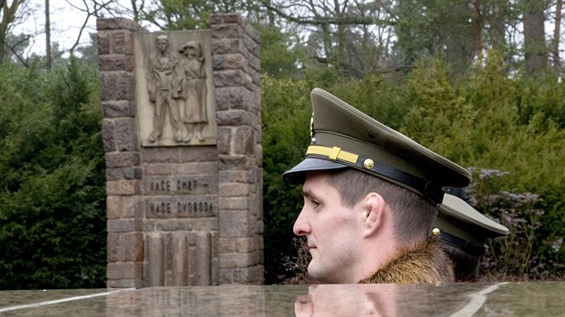 Pietní akt u pardubického Památníku Zámeček, kde byli v červnu 1942 popraveni občané obce Ležáky. (leden 2020)