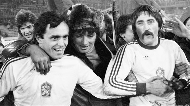 eskoslovent fotbalov reprezentanti Marin Masn (vlevo) a Antonn Panenka se raduj z vtzstv v kvalifikanm utkn na ME proti Lucembursku. (1979)
