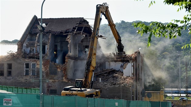 Do roky chátrajících budov v Revoluční ulici nedaleko západního nádraží se zakously velké demoliční stroje. Soukromá společnost Yaby Development, které objekty i s přilehlými pozemky patří, je během několika dní srovná se zemí.