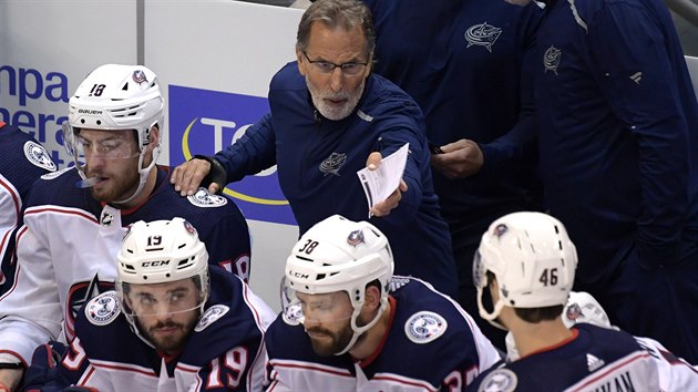 Trenr John Tortorella udluje pokyny svencm za Columbus Blue Jackets.