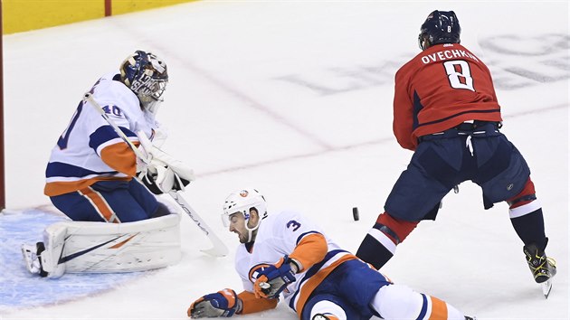 Brank Semjon Varlamov z New York Islanders  likviduje anci Alexandra Ovekina  z Washingtonu.