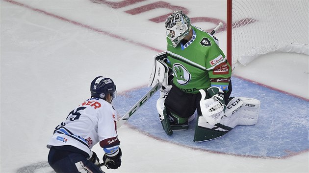 Mladoboleslavský brankář Jan Růžička inkasuje, překonal ho Radan Lenc z Liberce.