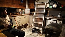 Práce na interiéru: palandy, stůl, kuchyně, kamna s troubou na dřevo, nádrže na... Práce na interiéru: palandy, stůl, kuchyně, kamna s troubou na dřevo, nádrže na...