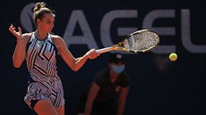 Kristýna Plíšková se soustředí na forhend ve druhém kole turnaje Prague Open. Kristýna Plíšková se soustředí na forhend ve druhém kole turnaje Prague Open.