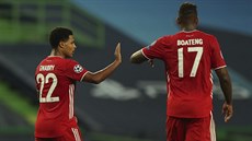 PLÁCNI. Serge Gnabry a Jérome Boateng po vstřeleném gólu do sítě Lyonu. PLÁCNI. Serge Gnabry a Jérome Boateng po vstřeleném gólu do sítě Lyonu.