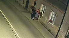 Karel Š. odchází s Lucií J. do noci směrem k vyhlídce. Karel Š. odchází s Lucií J. do noci směrem k vyhlídce.
