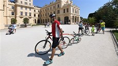 U památek, jako je zámek v Lednici, se srocují davy cyklistů. Ti na snímku... U památek, jako je zámek v Lednici, se srocují davy cyklistů. Ti na snímku...