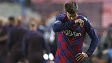 Gérard Piqué z Barcelony po drtivé porážce s Bayernem Mnichov ve čtvrtfinále... Gérard Piqué z Barcelony po drtivé porážce s Bayernem Mnichov ve čtvrtfinále...
