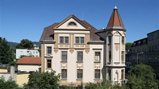 Budova košťanského městského úřadu dostala trojbarevnou fasádu v okrovém... Budova košťanského městského úřadu dostala trojbarevnou fasádu v okrovém...