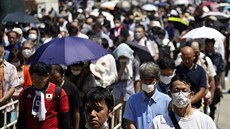 Japonci přišli při 75. výročí konce druhé světové války uctít památku vojáků do... Japonci přišli při 75. výročí konce druhé světové války uctít památku vojáků do...