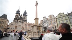 Na Staroměstském náměstí se sešli lidé u příležitosti slavnostního požehnání... Na Staroměstském náměstí se sešli lidé u příležitosti slavnostního požehnání...