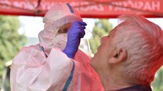 Zdravotnice odebírá zájemci vzorek na testy na nemoc covid-19 ve stanu v areálu... Zdravotnice odebírá zájemci vzorek na testy na nemoc covid-19 ve stanu v areálu...