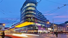 Zlatý Anděl v Praze, konická budova od význačného architekta Jeana Nouvela,... Zlatý Anděl v Praze, konická budova od význačného architekta Jeana Nouvela,...