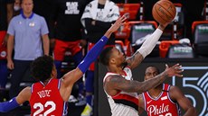 Damian Lillard z Portlandu zakončuje na koš Philadelphie. Damian Lillard z Portlandu zakončuje na koš Philadelphie.