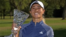 Americká golfistka Danielle Kangová s trofejí pro vítězku turnaje v Sylvanii, Americká golfistka Danielle Kangová s trofejí pro vítězku turnaje v Sylvanii,
