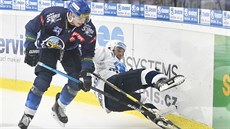 Ondřej Mikliš (vlevo) z Kladna v souboji s Jaroslavem Kracíkem z Plzně. Ondřej Mikliš (vlevo) z Kladna v souboji s Jaroslavem Kracíkem z Plzně.