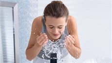 Čistá voda je možná příjemná, ale nenahradí složky obsažené v termální vodě. Z... Čistá voda je možná příjemná, ale nenahradí složky obsažené v termální vodě. Z...