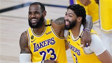LeBron James (23) a Anthony Davis (3) slaví výhru LA Lakers nad Denverem. LeBron James (23) a Anthony Davis (3) slaví výhru LA Lakers nad Denverem.