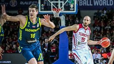 Slovinský pivot Leon Šantelj (vlevo) se vrací do obrany, tureckou ofenzivu vede... Slovinský pivot Leon Šantelj (vlevo) se vrací do obrany, tureckou ofenzivu vede...