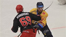 Daniel Kurovský (vlevo) z Třince v souboji se zlínským Janem Dluhošem Daniel Kurovský (vlevo) z Třince v souboji se zlínským Janem Dluhošem