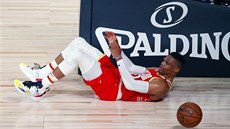Russell Westbrook z Houstonu se zvedá po faulu. Russell Westbrook z Houstonu se zvedá po faulu.