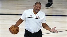 Doc Rivers, trenér LA Clippers, debatuje s rozhodčími. Doc Rivers, trenér LA Clippers, debatuje s rozhodčími.