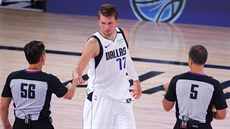 Luka Dončič z Dallasu se zdraví s rozhodčími Markem Ayottem (56) a Kanem... Luka Dončič z Dallasu se zdraví s rozhodčími Markem Ayottem (56) a Kanem...