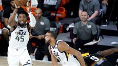 Donovan Mitchell (45) z Utahu přihrává kolem svého spoluhráče Rudyho Goberta a... Donovan Mitchell (45) z Utahu přihrává kolem svého spoluhráče Rudyho Goberta a...