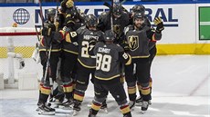 Hokejisté Vegas slaví postup do další fáze play off NHL. Hokejisté Vegas slaví postup do další fáze play off NHL.