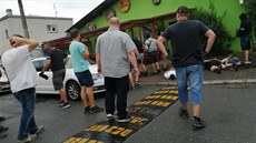 Policisté ze zásahové jednotky zadrželi u Plzně vyděrače, kteří vyhrožovali... Policisté ze zásahové jednotky zadrželi u Plzně vyděrače, kteří vyhrožovali...