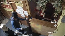 Policisté zadrželi dva muže, kteří přepadli barmana v holýšovské herně na... Policisté zadrželi dva muže, kteří přepadli barmana v holýšovské herně na...