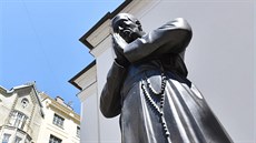 Socha Martina Středy stojí před jezuitským kostelem, kde působil. Zároveň má... Socha Martina Středy stojí před jezuitským kostelem, kde působil. Zároveň má...