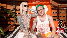 V růžovém Barbie domě, jak jej nazýval, bydlel se svým dnes již bývalým... V růžovém Barbie domě, jak jej nazýval, bydlel se svým dnes již bývalým...