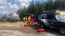 Vážně zraněného cyklistu musel do nemocnice transportovat vrtulník. (16. srpna... Vážně zraněného cyklistu musel do nemocnice transportovat vrtulník. (16. srpna...