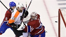 Jakub Voráček z Philadelphie (v bílém) střílí jediný gól třetí partie s... Jakub Voráček z Philadelphie (v bílém) střílí jediný gól třetí partie s...