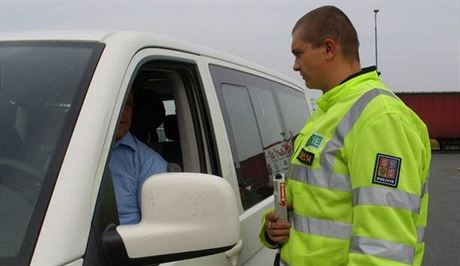 Policisty vedl k zastavení auta zástupce éfa Dopravního inspektorátu Radka Seidla podezelý styl jízdy. Mu se pak odmítl podrobit dechové zkouce. Ilustraní foto