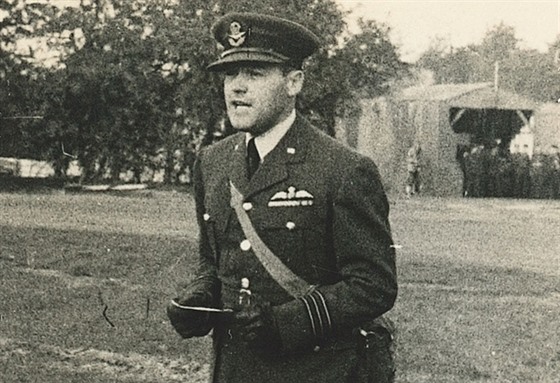 W/Cdr Josef Ocelka DFC pi tení rozkazu dne 28. íjna 1941.