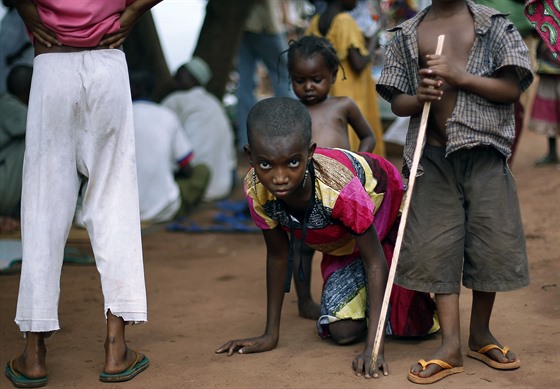 Africká dívka, která ztratila nohy kvli dtské obrn, se plazí k záchodm...