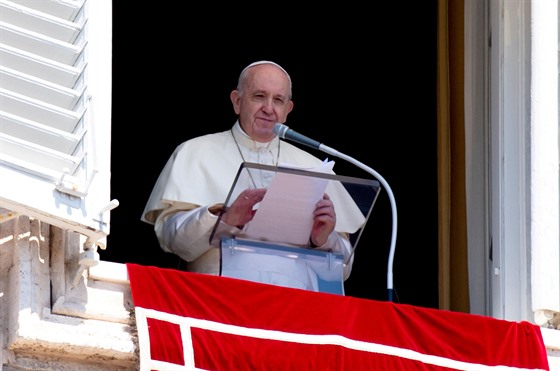 Pape Frantiek v okn svého úadu ve Vatikánu (23. srpna 2020)